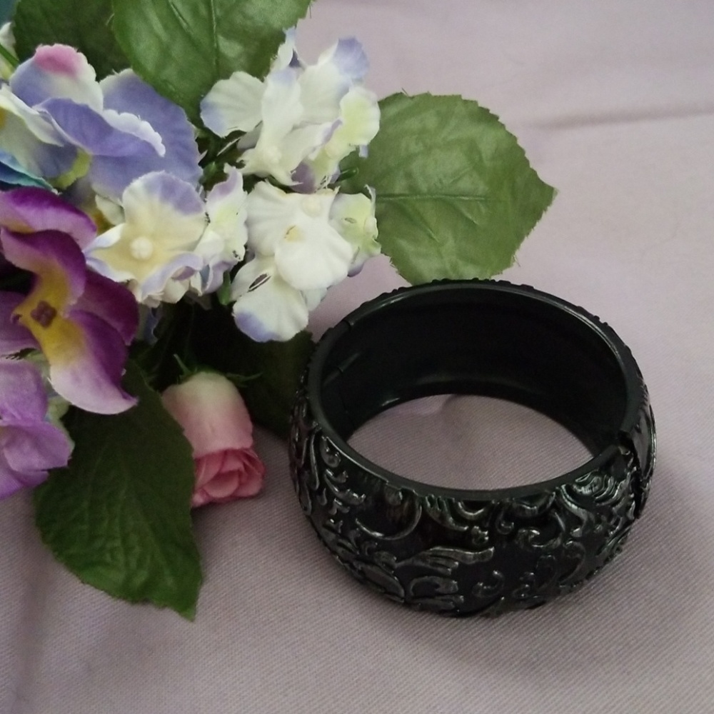 Blk & Silver Bangle bracelet NWOT